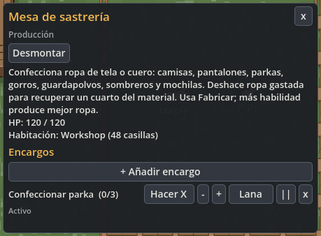 Encargo de tres parkas de lana en la mesa de sastrería.